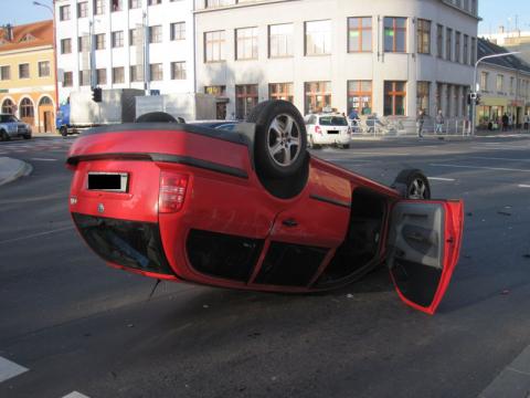 Auto na střeše a vzápětí další rána (Foto: HZS Zlínského kraje)