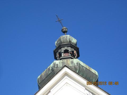 V Bánově hrozí pád kříže z věže kostela (Foto: HZS Zlínského kraje) V Bánově hrozí pád kříže z věže kostela (Foto: HZS Zlínského kraje)