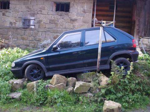 Opilý řidič havaroval do hromady kamení (Foto: Policie ČR)