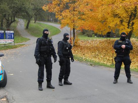 Policejní zásah v hotelu Lázně Kostelec (Foto: Agentura Čada)