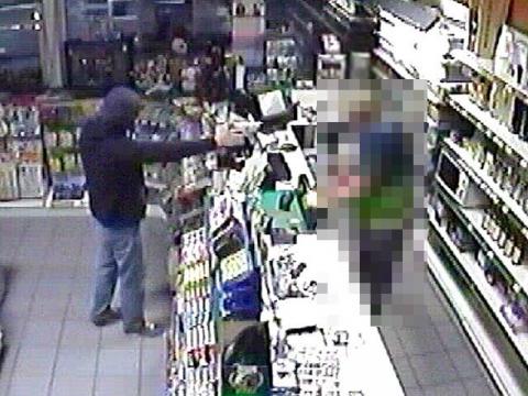Lupič přepadl benzinku na Slovácku (Foto: Policie ČR)