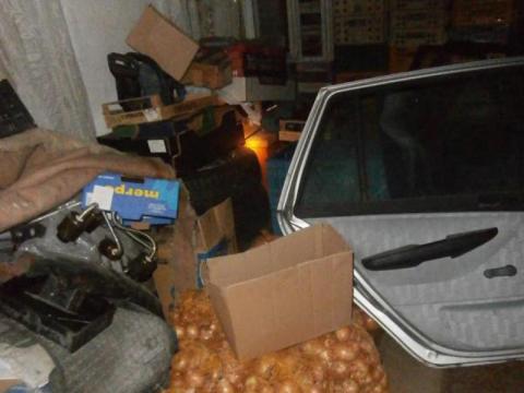 S potravinami byly uskladněné i pneumatiky, autodíly a nábytek (Foto: SZPI)