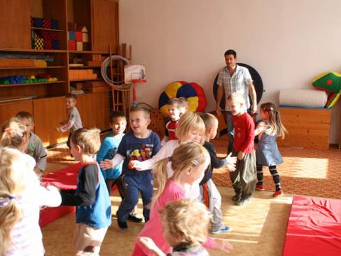 Jiří Šimorda a děti v rožnovské MŠ (Foto: Město Rožnov pod Radhoštěm)