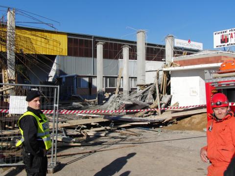 V místní části Příluky se zřítilo bednění stropu (Foto: Agentura Čada)