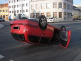 Auto na střeše a vzápětí další rána (Foto: HZS Zlínského kraje)