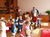 Jiří Šimorda a děti v rožnovské MŠ (Foto: Město Rožnov pod Radhoštěm) Jiří Šimorda a děti v rožnovské MŠ (Foto: Město Rožnov pod Radhoštěm)
