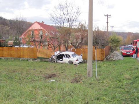 Havarované auto (Foto: HZS Zlínského kraje)