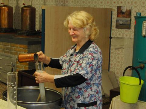 Stanislava Chalupová v březnické pálenici (Foto: Agentura Čada)