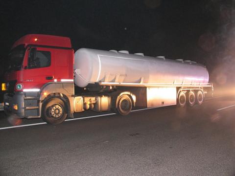 Tragický střet cisterny s chodcem u obce Tlumačov (Foto: Policie ČR)