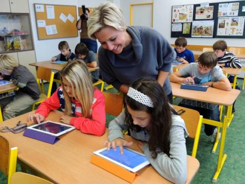 Tablety místo učebnic (Foto: MÚ Otrokovice)