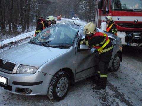 Jízdu k zásahu komplikovalo náledí (Foto: www.hzszlk.eu)