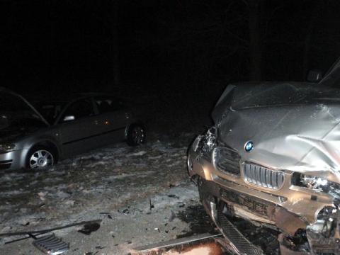 Jedno vozidlo blokovalo cestu, druhé skončilo v poli (Foto: www.hzszlk.eu)