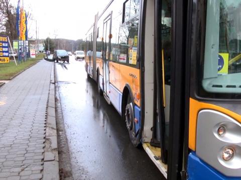 Nehoda osobního vozu a trolejbusu (Foto: Agentura Čada)