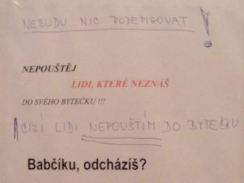Připravená seniorka má instrukce na vnitřní straně dveří (Foto: PČR)