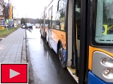 Nehoda osobního vozu a trolejbusu (Foto: Agentura Čada)