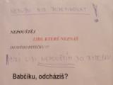 Připravená seniorka má instrukce na vnitřní straně dveří (Foto: PČR) Připravená seniorka má instrukce na vnitřní straně dveří (Foto: PČR)