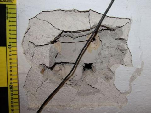 Pachatelé vytrhli trezor ze zdi (Foto: Policie ČR)