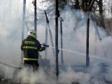 Sjízdnou cestu na místo požáru museli hasiči hledat pěšky (Foto: www.hzszlk.eu)