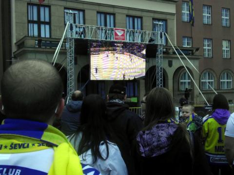 Fanoušci před radnicí (Foto: Robert Šperka)