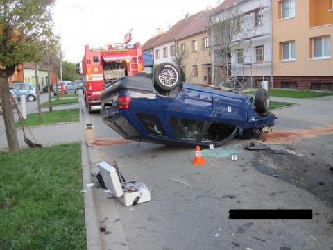 Při nehodě bylo poškozeno i zaparkované vozidlo (Foto: www.hzszlk.eu)