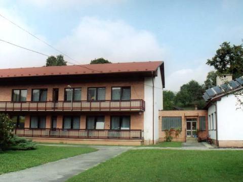 Obecní úřad a Mateřská škola v obci Březnice (Foto: Obec Březnice)