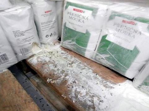 Stopy požeru a myší trus v regále s moukou (Foto: www.szpi.gov.cz)
