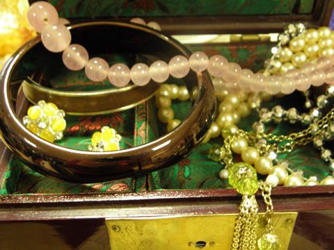 Šperky na prodej ( Foto: Facebook Handicap (?) Zlín)