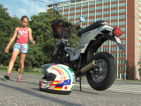 Motocykl cestovatelů Holíků. (Foto: Televize Zlín) Motocykl cestovatelů Holíků. (Foto: Televize Zlín)