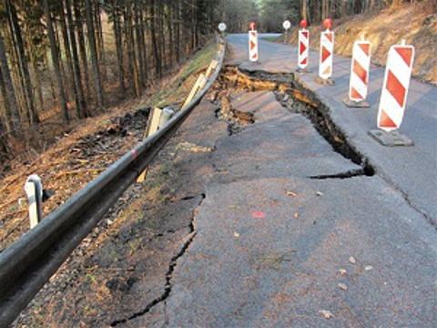 Silnice před opravou (Foto: ŘSZK)