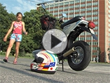 Motocykl cestovatelů Holíků. (Foto: Televize Zlín)