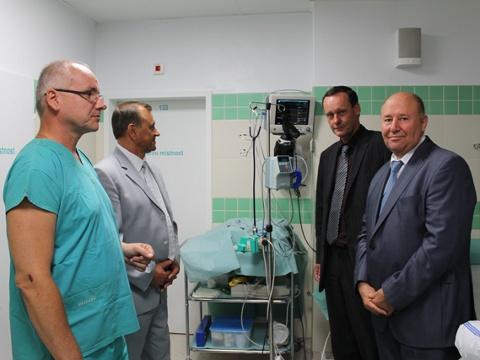 primář MUDr. Z. Coufal, Sergii Ryzhuk, ředitel Ing. P. Calábek, J. E. Borys Zaichuk (Foto: KNTB)