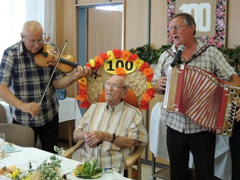 Bohumil Kristýnek při oslavě 100 narozenin (Foto: MěÚ Otrokovice)
