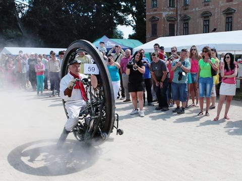 Jednokolový motocykl na srazu veteránů v Holešově (Foto: Zlin.cz) Jednokolový motocykl na srazu veteránů v Holešově (Foto: Zlin.cz)