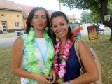 Havajské atmosféře rády podlehly i Lenka Krupková a Barbora Šopíková z otrokovické radnice (Foto: Zlin.cz)