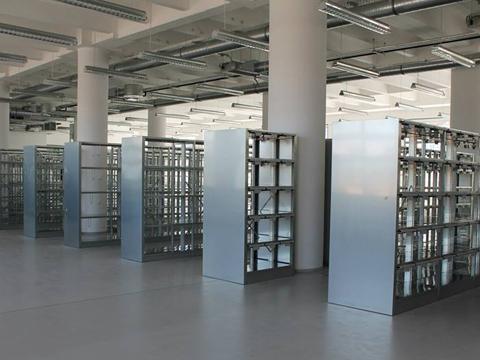 Regály na knihy v Baťově institutu (Foto: Facebook Baťův institut)