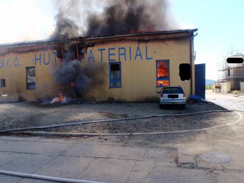 V objektu vybuchovaly tlakové láhve (Foto: www.hzszlk.eu)
