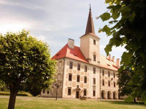 Chropyňský zámek(Foto: www.jantarova-stezka.info)