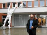 Rostislav Illík a originální socha před UTB (Foto: Zlin.cz)