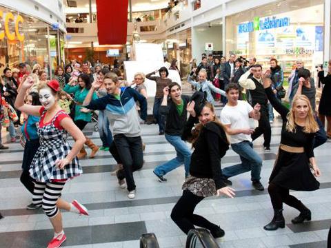 Herci v nákupním centru (Foto: Facebook MDZ)