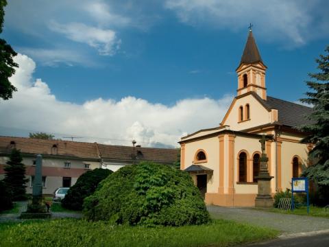 Pomník v Kvítkovicích před kaplí sv. Anny (Foto: MěÚ Otrokovice)