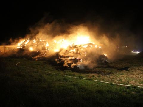 Noční požár stohu slámy (Foto: www.hzszlk.eu)