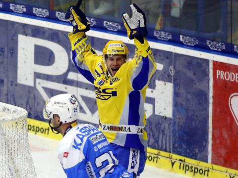 Ondřej Veselý se raduje z branky (Foto: hokej.zlin.cz)