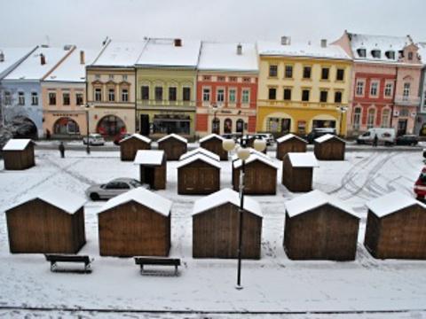 stánky na Vánoční jarmark jsou již připraveny (Foto: MěÚ Valašské Meziříčí)