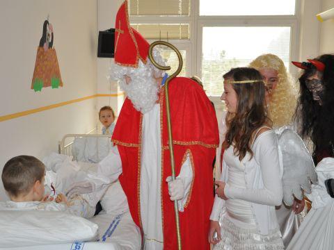 Mikuláš v nemocnici (Foto: Nemocnice Vsetín)