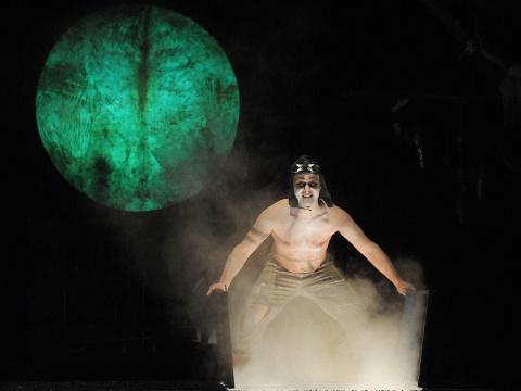 Radovan Král v roli tuláka noci (Foto: Městské divadlo Zlín)