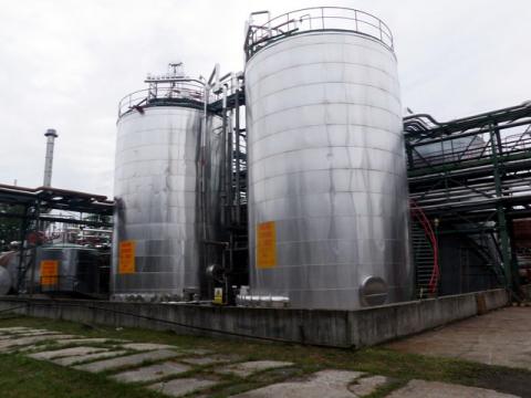 Chemička DEZA - Pohled na rekonstruované zásobníky naftalenu (Foto: Zlin.cz)