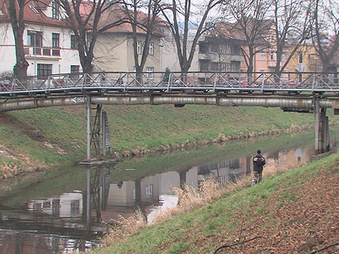 Lávka u Pizzerie U Čápa (Foto: Televize Zlín) Lávka u Pizzerie U Čápa (Foto: Televize Zlín)