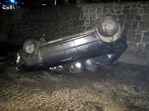 Hasiči vyprostili automobil pomocí jeřábu (Foto: www.hzszlk.eu)