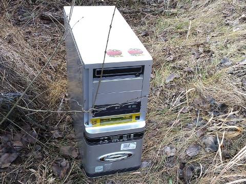 odcizené věci byly ukryty pod balíkem slámy (Foto: Policie ČR)