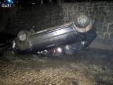 Hasiči vyprostili automobil pomocí jeřábu (Foto: www.hzszlk.eu)